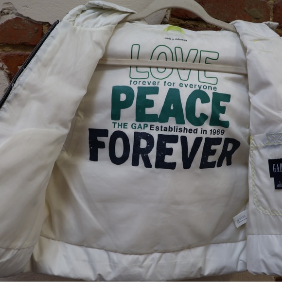 Gap Cropped Bird Puffer Vest - Picture 3 of 8